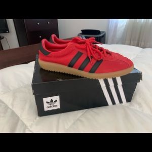 Men’s Adidas tennis shoes